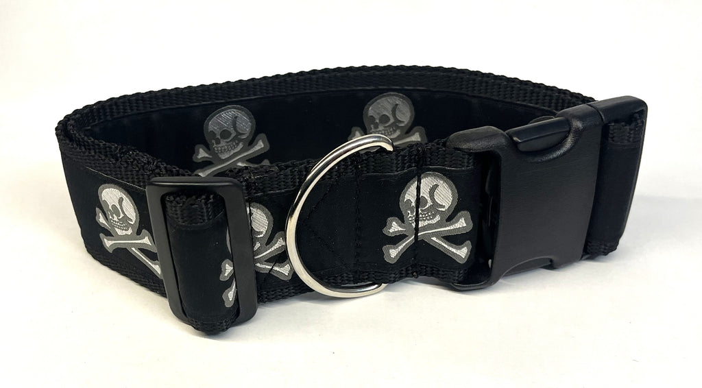 Black with Skull and Crossbones Dog Collar 2in
