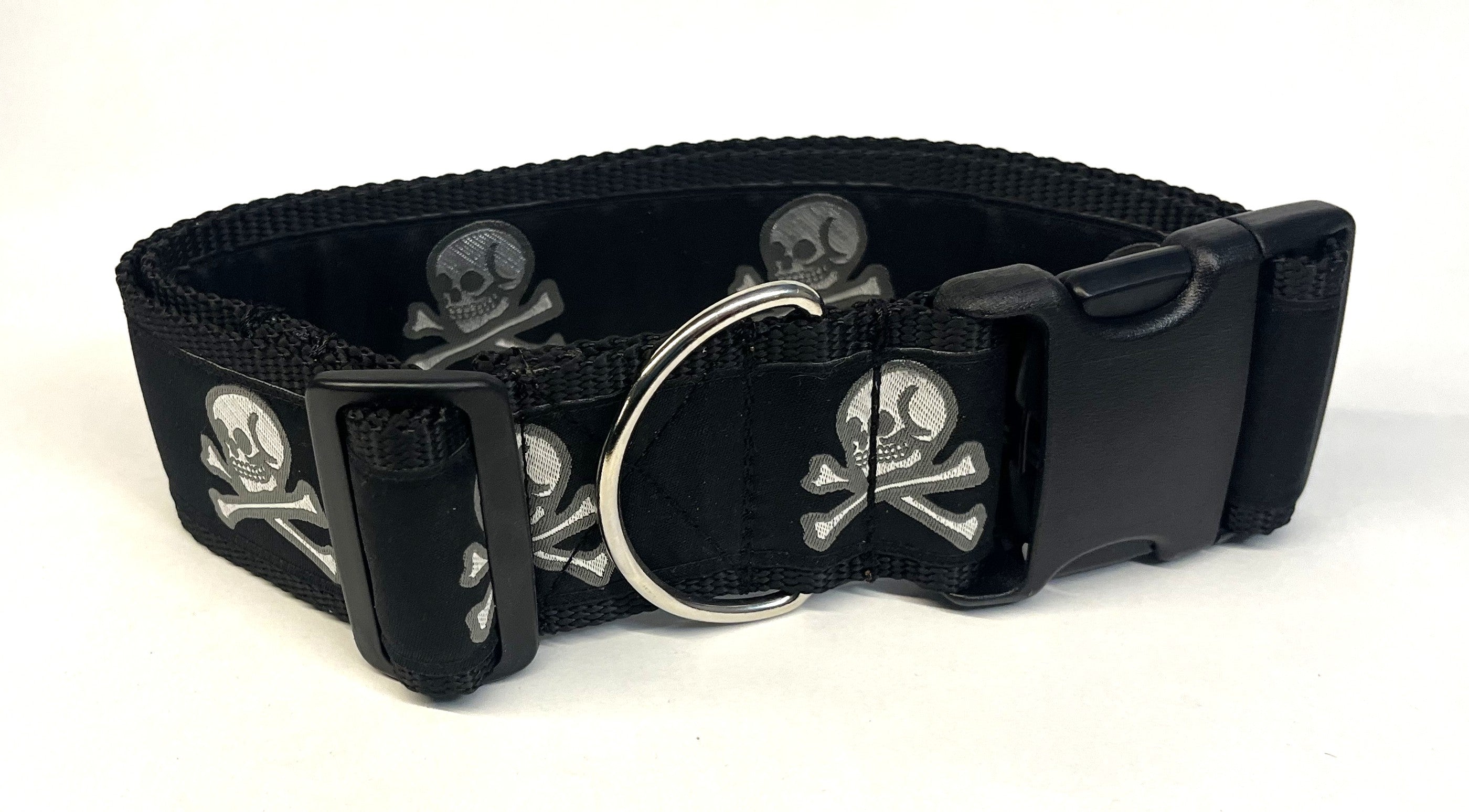 Black with Skull and Crossbones Dog Collar 2in