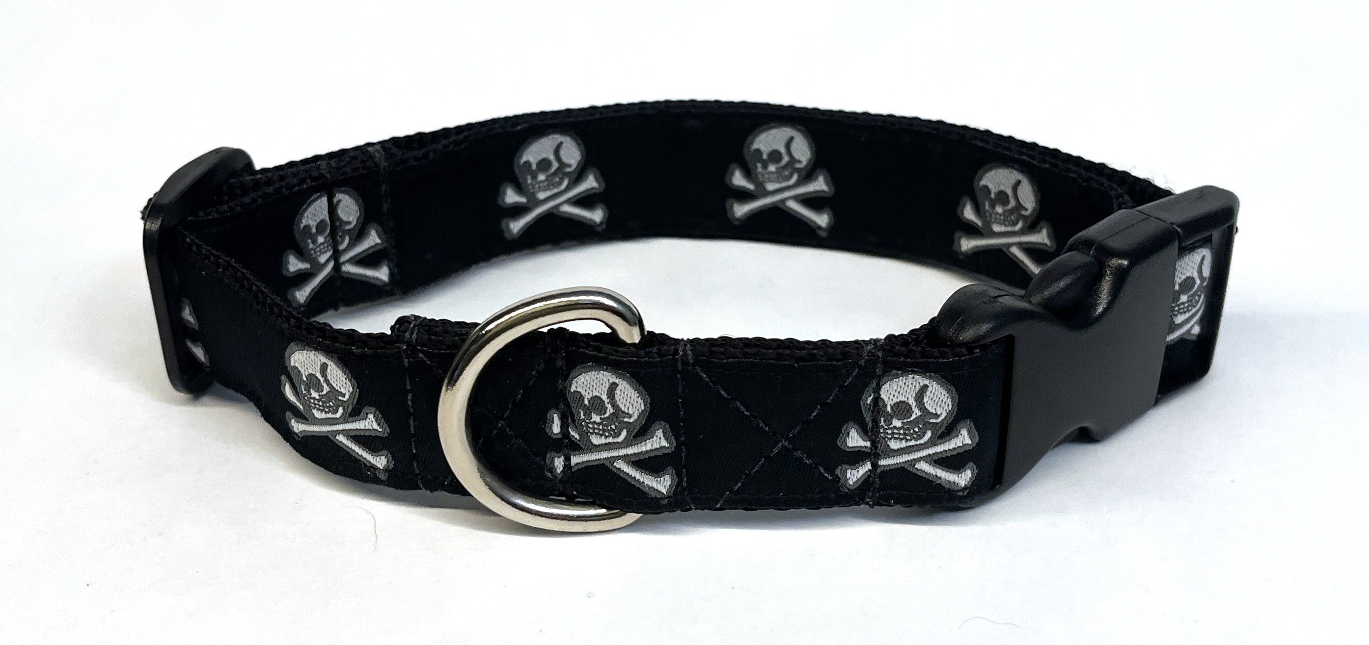 Black with Skull and Crossbones Dog Collar 1in