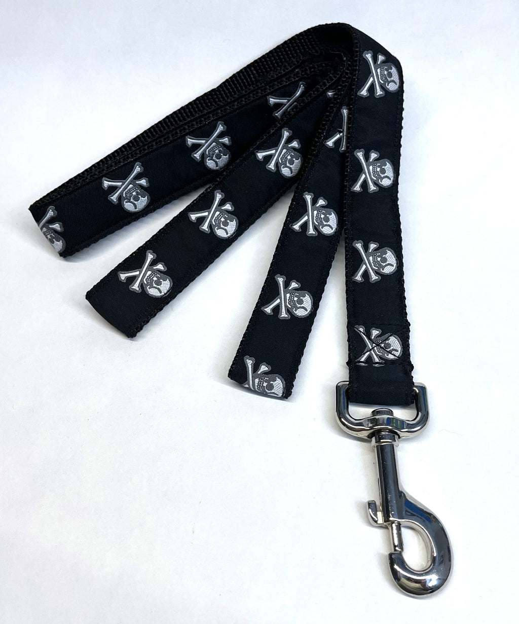 Black with Skull and Crossbones Dog Leash 1in