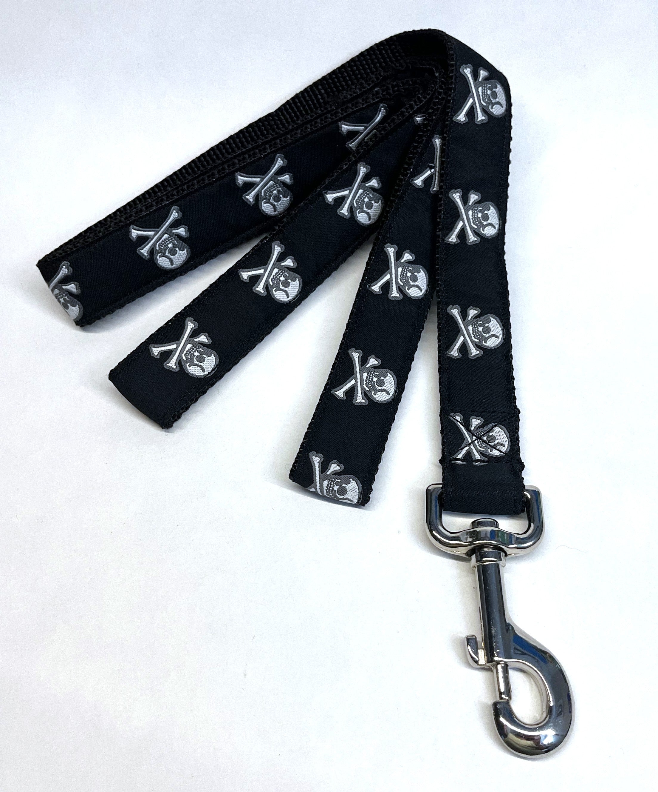 Black with Skull and Crossbones Dog Leash 1in