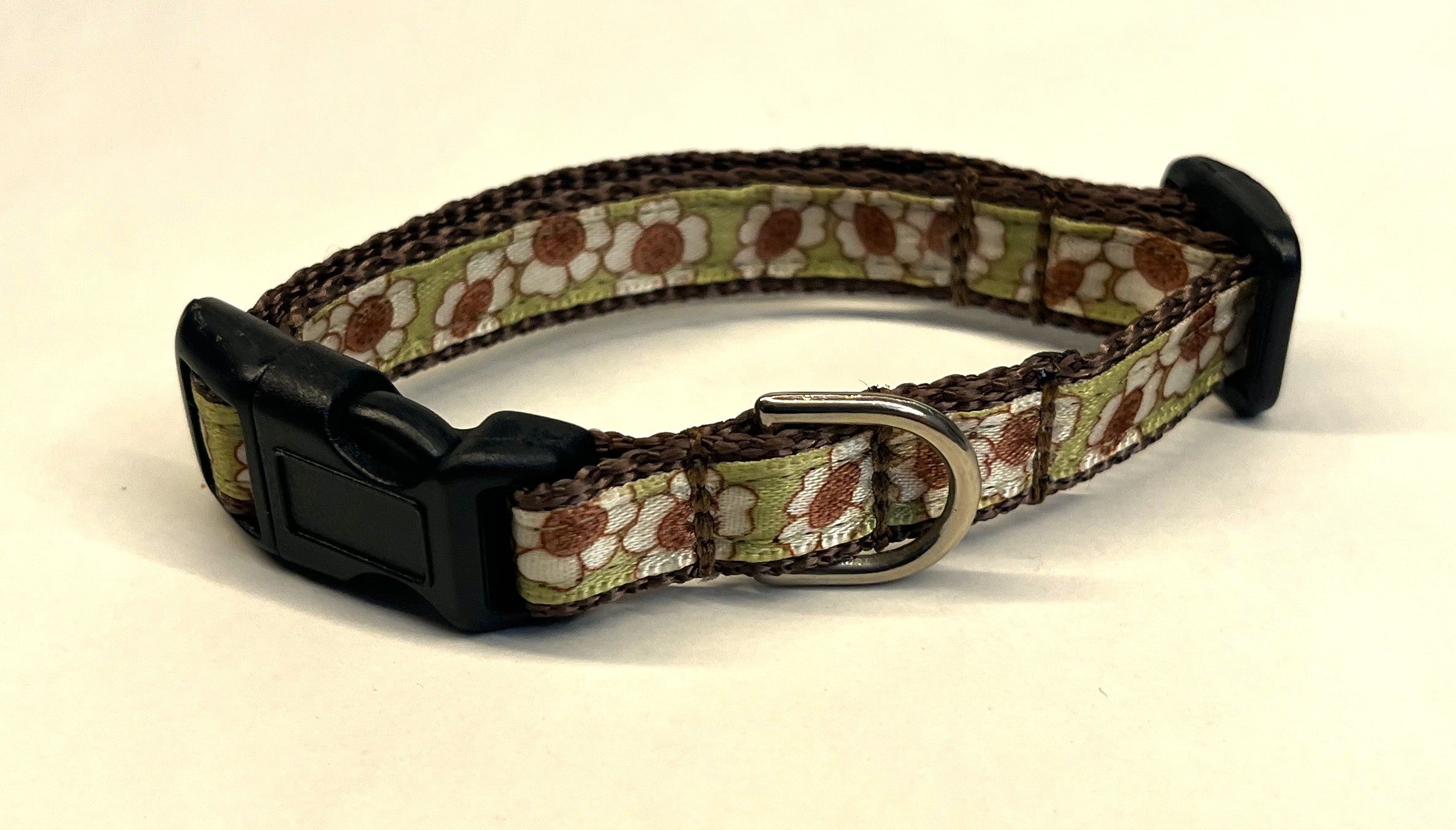 Green with White and Brown Flowers Dog Collar 1/2