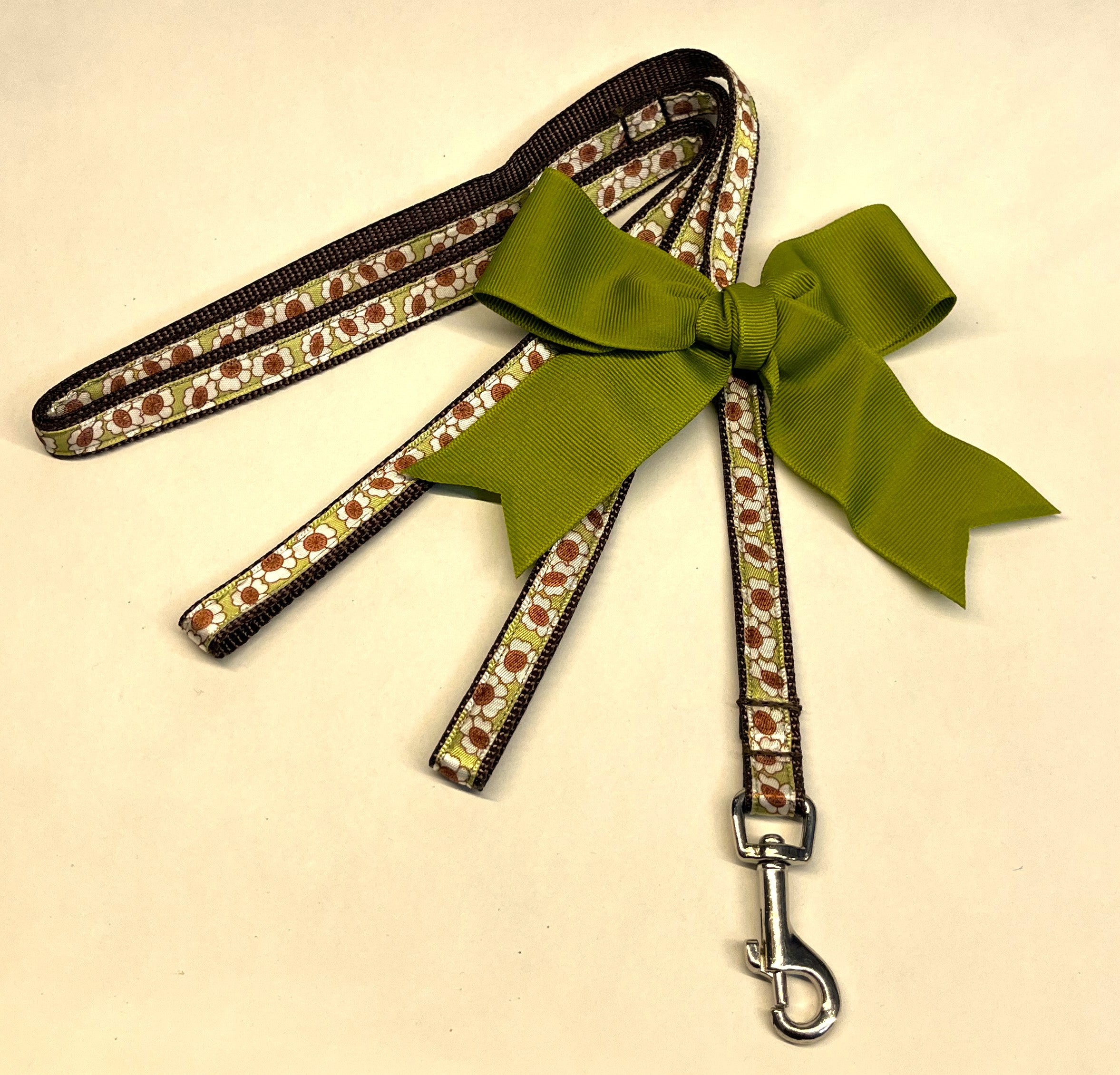 Green with White and Brown Flowers Dog Leash 1/2